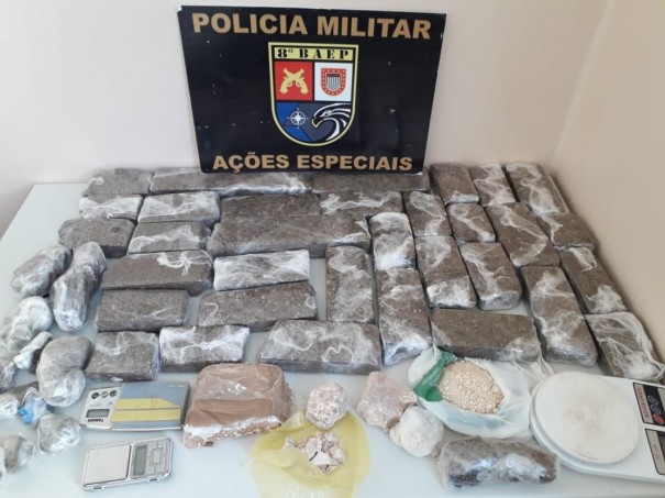 Homem acaba preso e drogas que renderiam R$ 20 mil a traficante s�o apreendidas pelo Baep em Presidente Prudente