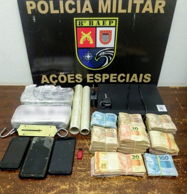 Tijolos de crack e quase R$ 59 mil em dinheiro s�o apreendidos pelo Baep em �lvares Machado