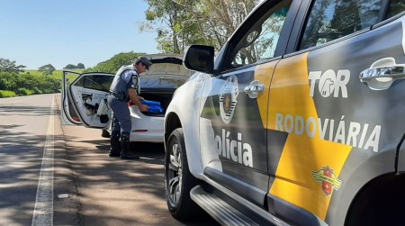 Grande quantidade de maconha é localizada em lataria e porta-malas de veículo em Pirapozinho