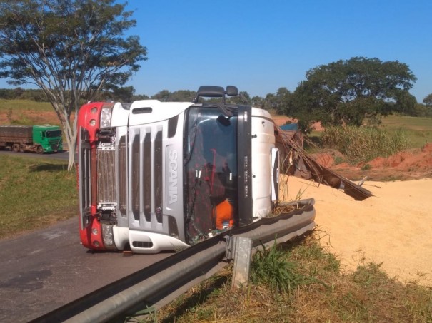 Motorista fica ferido aps tombar caminho no trevo de acesso a SP-294, em Parapu