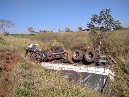 Caminhão tomba em ribanceira na SP-425, em Parapuã