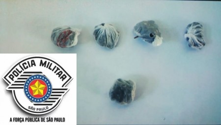 Dois jovens são flagrados com drogas no centro de Osvaldo Cruz