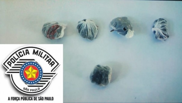 Dois jovens s�o flagrados com drogas no centro de Osvaldo Cruz