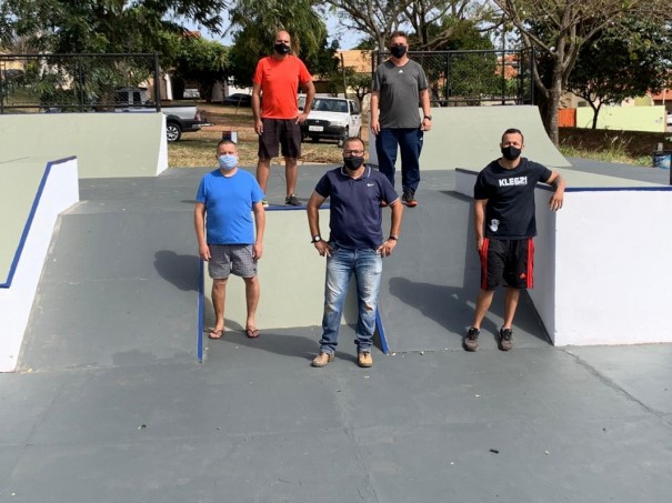 Pista de skate no Parque dos Pioneiros em Adamantina recebe nova pintura e grafites