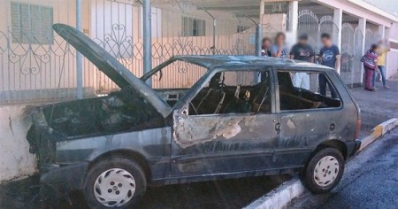Fogo destrói veículo na área central de Bastos