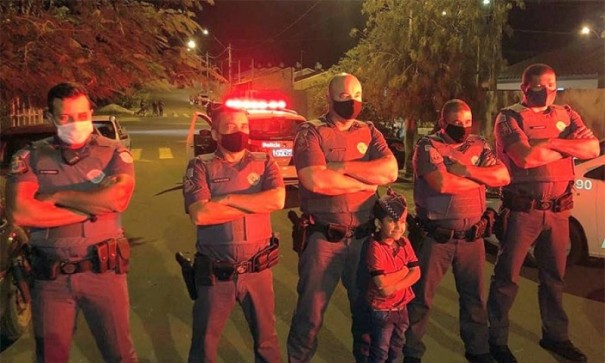 Policiais Militares de Bastos atendem pedido e participam de aniversrio de criana