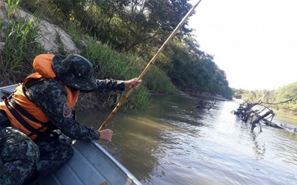Polcia Ambiental apreende petrechos de pesca em rio no municpio de Iacri