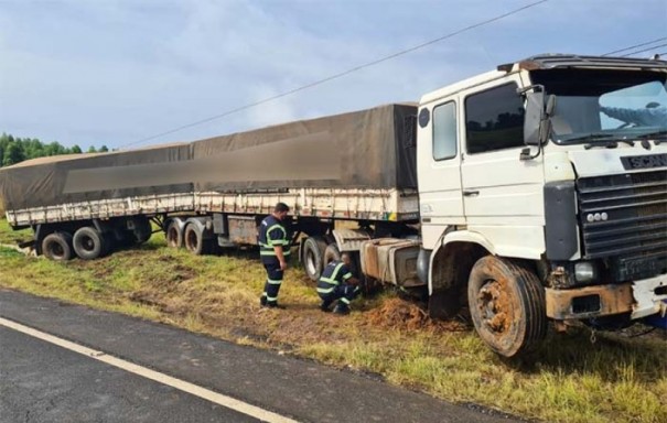 Carreta com placas de Dracena se envolve em acidente na SP-294, em Tup�