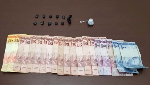 Pol�cia Militar de Tup� prende mulher e apreende maconha, crack e uma quantia em dinheiro