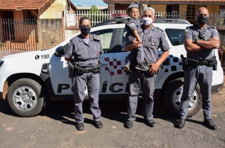 PM de Quatá entrega farda infantil para criança que sonha em ser policial militar