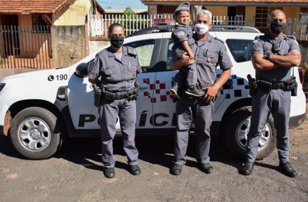 PM de Quat entrega farda infantil para criana que sonha em ser policial militar