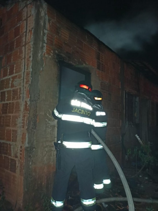 Incndio destri casa habitada por moradores de rua em Osvaldo Cruz