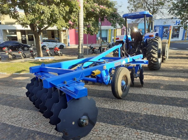 Prefeitura de Osvaldo Cruz entrega novo trator  APROC