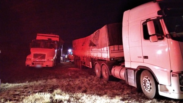 Duas carretas se envolvem em acidente no entroncamento da SP-425 com a SP-294, em Parapu�