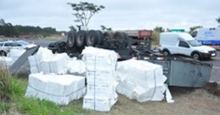 Caminhão carregado de Celulose tomba na SP-294 em Adamantina