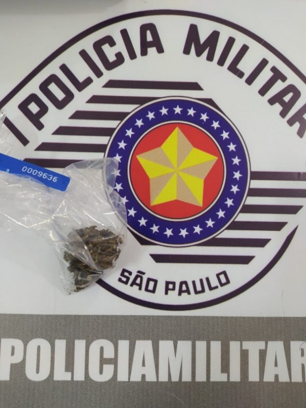 Pol�cia Militar flagra indiv�duos portando maconha, em Salmour�o