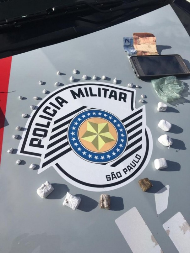 Pol�cia Militar flagra adolescente com por��es de maconha e crack na Vila Esperan�a, em OC