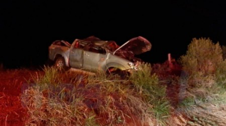 Motorista sai ileso após caminhonete capotar e cair em ribanceira de 10 metros na SP-294