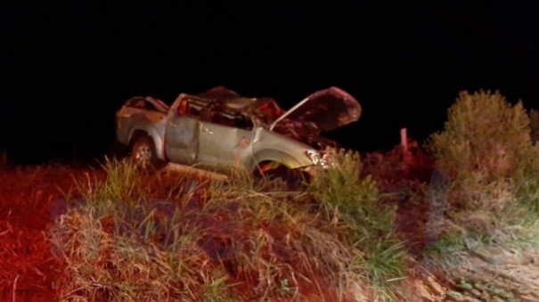 Motorista sai ileso ap�s caminhonete capotar e cair em ribanceira de 10 metros na SP-294