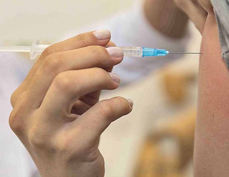 Vacina contra a gripe continua disponível para a população enquanto houver estoque em Osvaldo Cruz