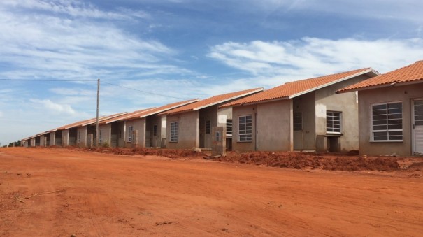 Regularizao habitacional entrega ttulos de propriedade para famlias de quase 180 imveis em Iep e Salmouro