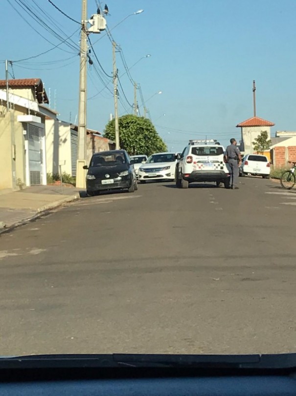 Pol�cia Militar dispersa aglomera��o de pessoas no Residencial Diamante, em Osvaldo Cruz