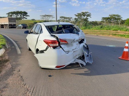 Acidente entre carro e carreta de Osvaldo Cruz é registrado na SP-294