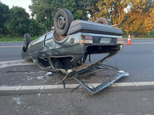 Capotamento deixa tr�s pessoas feridas na SP-294, em Hercul�ndia