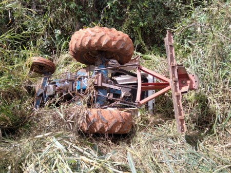 Homem fica ferido após tombamento de trator no bairro Guarani, em Salmourão