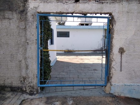 Indivíduos danificam portão da Piscina Municipal em Osvaldo Cruz 