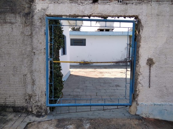 Indiv�duos danificam port�o da Piscina Municipal em Osvaldo Cruz 