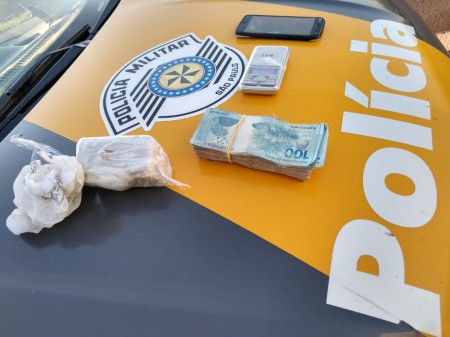 Fiscalização prende motorista após encontrar tablete de cocaína, balança de precisão e R$ 9 mil em carro