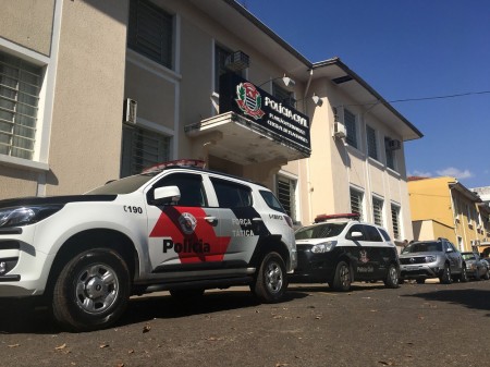 Motociclista atinge carro parado no sinal vermelho e acaba preso por embriaguez em Presidente Prudente