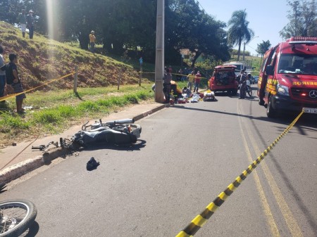 Motociclista perde o controle da direção, bate em poste e morre em acidente em Presidente Prudente