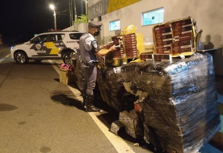 Passageiros de ônibus acabam presos após fiscalização constatar transporte de mercadorias sem notas fiscais