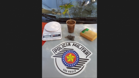 PM prende homem de 26 anos quando desenterrava tijolo de maconha em terreno em Adamantina