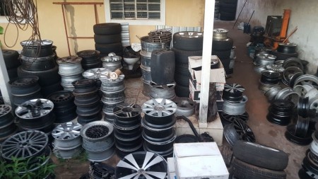 Carga de pneus importados avaliada em R$ 70 mil é localizada em depósito clandestino em Alfredo Marcondes
