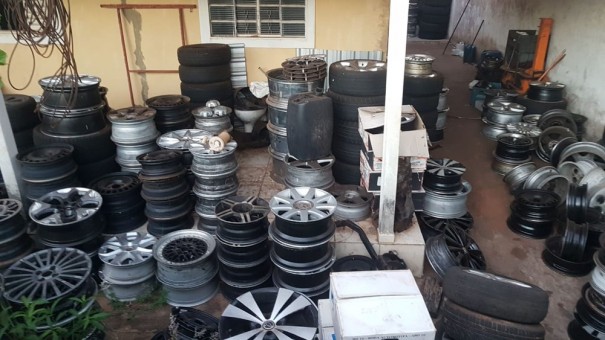 Carga de pneus importados avaliada em R$ 70 mil  localizada em depsito clandestino em Alfredo Marcondes