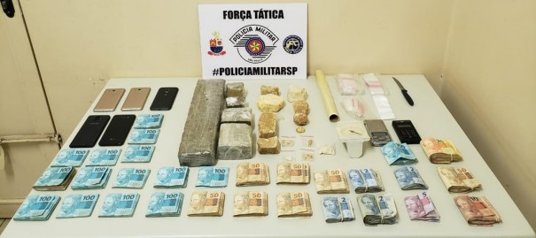 M�e e filho s�o presos com drogas e mais de R$ 27 mil em dinheiro em Presidente Prudente