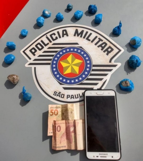 Cadela da PM localiza por��es de maconha em sacola parcialmente enterrada em linha f�rrea