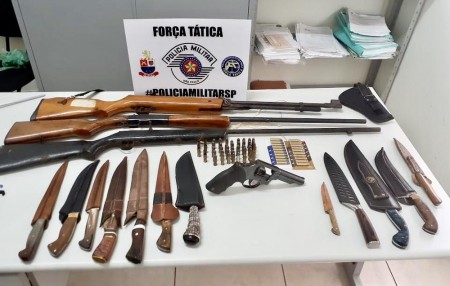 Após denúncia, Força Tática apreende armas de fogo, munições e facas em Regente Feijó