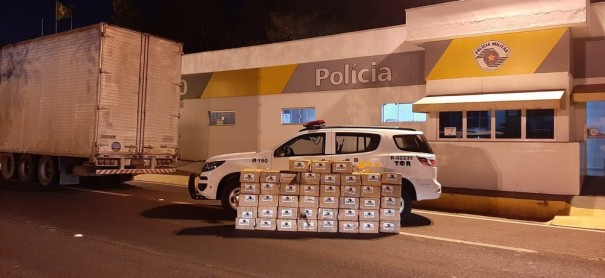 Pol�cia Rodovi�ria localiza mais de 1 tonelada de maconha escondida sob carga de canos de PVC e prende homem em flagrante