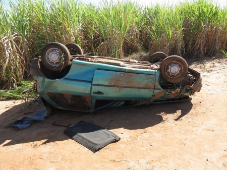 Após furto, veículo é encontrado capotado em canavial às margens de rodovia em Dracena