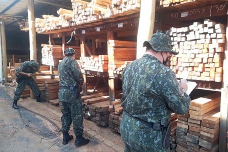 Polícia Ambiental autua homem em mais de R$ 3,8 mil comércio de madeira de Quatá