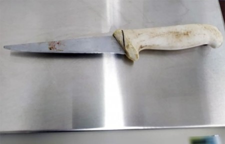 Para se defender de agressões, mulher fere marido com faca em Queiroz