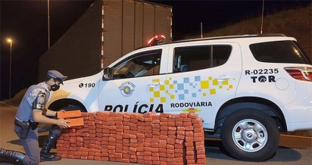 Polícia Rodoviária apreende mais de R$ 288 quilos de maconha em compartimento falso de carreta na SP-270