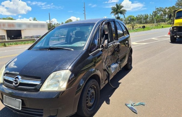 Acidente envolve Meriva e caminh�o em trevo da SP-294, em Tup�