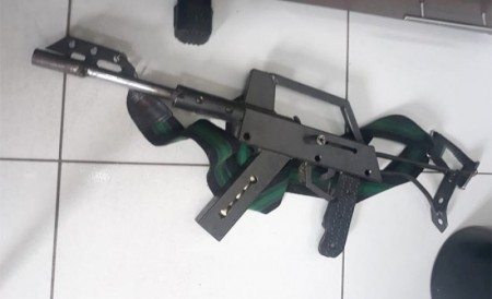 Polícia Civil apreende simulacro de metralhadora em residência de Tupã