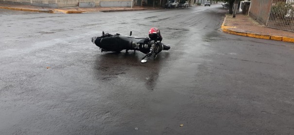 Acidente entre carro e moto deixa homem ferido em Parapu� 