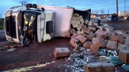 Caminhão com carga de ovos tomba e motorista sai ileso do acidente